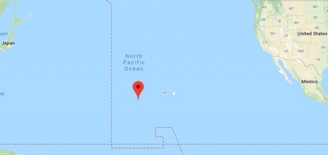 Map of the northern pacific ocean with Johnston Atoll marked east southeast of Hawaii.