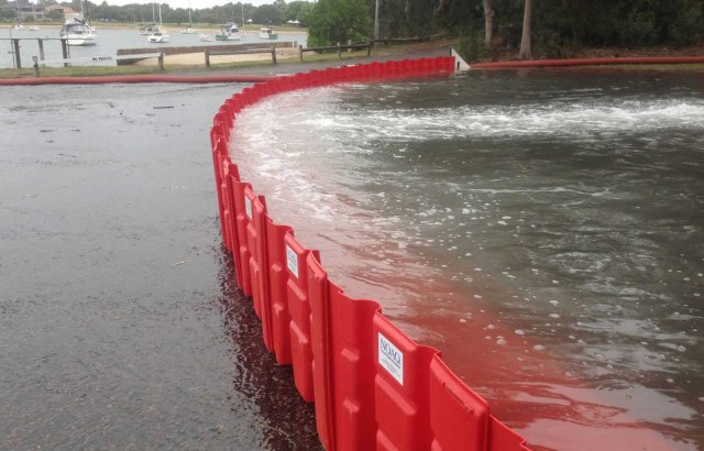 Temporary wall to contain floodwaters