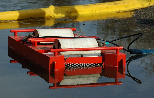 Skimmer used for decontamination