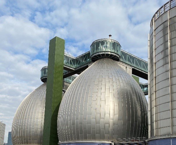 2. NYCDEP’s Newtown Creek Wastewater Resource Recovery Facility (WRRF) in Greenpoint, Brooklyn transforms bio slurry into renewable natural gas. Photo by Adrienne Fors.