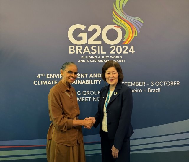 EPA OITA Assistant Administrator Jane Nishida shakes hands with Brazil’s Minister of Environment and Climate Change Marina Silva at the G20 Environment and Climate Sustainability Ministers Meeting in Rio de Janeiro, Brazil. 