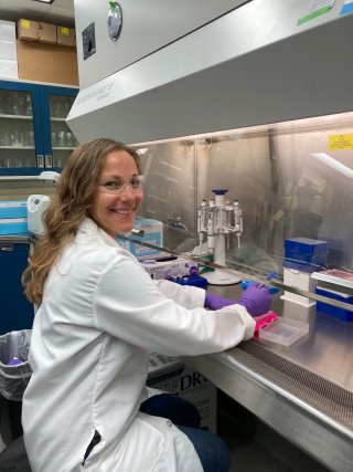 EPA Researcher Kiara Lech working in the epa lab